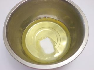 13、低糖少油菠菜戚风,开始打发蛋白，从冰箱取出冷藏的蛋白，一次性加入30g细砂糖和柠檬汁