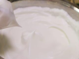 14、低糖少油菠菜戚风,用电动打蛋器打发至干性发泡，即打蛋头从蛋白霜中拉起，呈直立不倒的小尖角状态