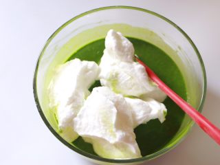 15、低糖少油菠菜戚风,取1/3蛋白霜加入到蛋黄糊盆中，翻拌均匀