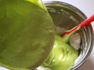 17、低糖少油菠菜戚风,将蛋黄面糊倒回到剩下的1/3蛋白霜盆中