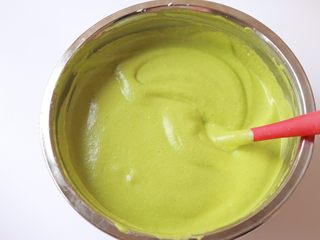 18、低糖少油菠菜戚风,将面糊彻底快速翻拌均匀