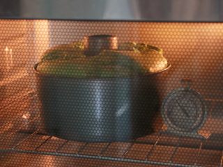 21、低糖少油菠菜戚风,这是烤15分钟之后的状态，面糊已经慢慢膨胀爬高了