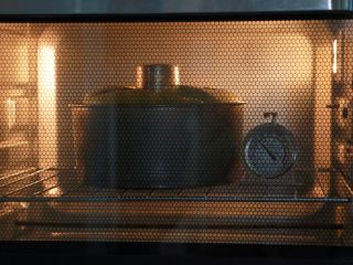 22、低糖少油菠菜戚风,40分钟左右，面糊在膨胀并上色后，从最高处略微回落，这时再烤两三分钟即可出炉