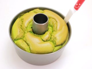 24、低糖少油菠菜戚风,彻底放凉后即可脱模，看看烤好的样子