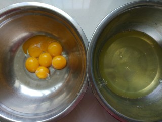 1、北海道戚风,蛋清和蛋黄分离