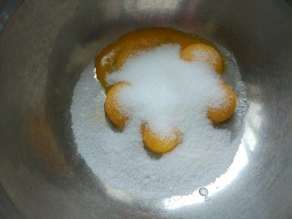 2、北海道戚风,蛋黄中加入30克细砂糖搅拌均匀