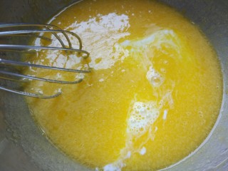 3、北海道戚风,加入牛奶和玉米油搅拌均匀