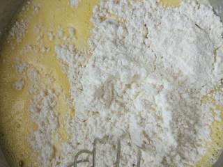 4、北海道戚风,筛入低粉拌匀