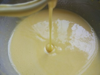 5、北海道戚风,最后的蛋黄糊状态