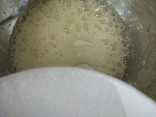 7、北海道戚风,分三次加入细砂糖打发