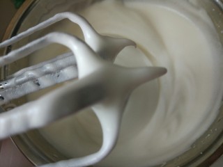 8、北海道戚风,提起打蛋器是小弯钩的状态