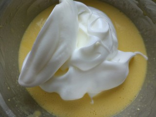 9、北海道戚风,蛋白分三次加入蛋黄糊中拌匀