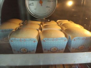 12、北海道戚风,烤箱提前预热160℃10分钟，中层上下火烤25分钟