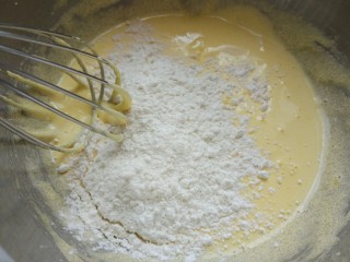 15、北海道戚风,筛入低粉拌匀