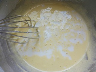 18、北海道戚风,分次加入蛋黄糊中拌匀