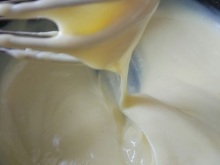 21、北海道戚风,最后形成倒三角可以流动状态就可以了，如果有颗粒可以过筛