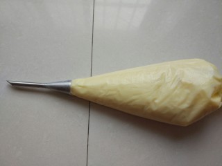 22、北海道戚风,卡仕达酱凉透装入裱花袋