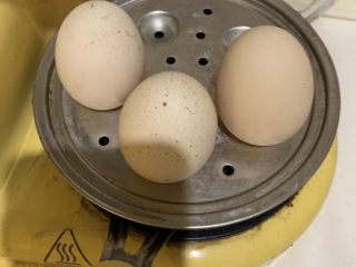 1、鸡蛋三明治,把鸡蛋放去蒸熟