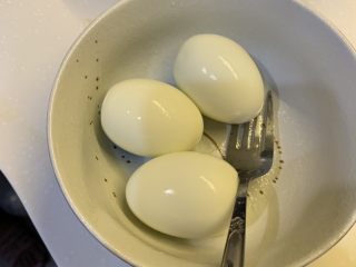 2、鸡蛋三明治,去壳待用