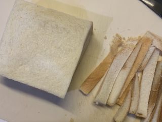 4、鸡蛋三明治,方块包切边待用