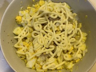 5、鸡蛋三明治,加入黑胡椒，沙拉酱，盐