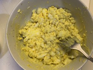 6、鸡蛋三明治,搅拌均匀