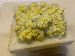 7、鸡蛋三明治,分别把两片方块包各自涂上搅拌均匀的蛋黄酱，再一层层叠加上去