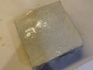 8、鸡蛋三明治,用保鲜膜把三块方块包包起来