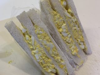 9、鸡蛋三明治,再对半切开