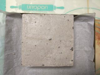 11、免烤快手的奥利奥芝士蛋糕,倒进慕斯圈中，用刮刀辅助压实后，抹平表面，放冰箱冷藏4小时以上。