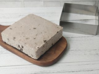 12、免烤快手的奥利奥芝士蛋糕,取出冷藏好已经定型的蛋糕，用热毛巾敷一下慕斯圈四周即可脱模。