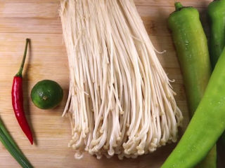 1、往青椒里塞入半斤金针菇,这味道绝了!,准备食材:尖椒、大蒜、金针菇、小青桔、小米辣、葱、胡萝卜。配料:油、盐、白砂糖、生抽、耗油、番茄酱。