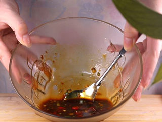 13、往青椒里塞入半斤金针菇,这味道绝了!,加入少许的清水,用勺子将调料拌匀后备用。