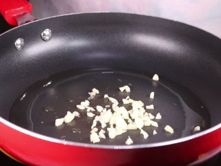 14、往青椒里塞入半斤金针菇,这味道绝了!,锅烧热,加入适量的植物油,油热后加入蒜末下锅爆香。