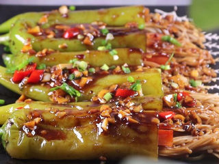 20、往青椒里塞入半斤金针菇,这味道绝了!,将做好的青椒酿金针菇出锅装盘,将锅里浓稠的配料淋在青椒上,撒山一些葱花。