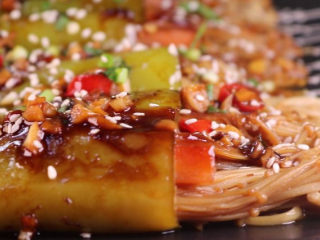 22、往青椒里塞入半斤金针菇,这味道绝了!,上桌前再撒上一些炒香的白芝麻,这样一道改良版的青椒酿金针菇就做好啦。