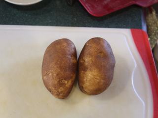 1、千层土豆,美国土豆比本产土豆松软容易熟，烘烤用美国土豆是比较容易烤熟。