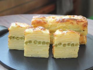 16、千层土豆,很漂亮的断面。土豆松软香甜，加上牛奶和吉士的奶香，很好吃！这个当点心或前菜都很棒！中间的四季豆，用芦笋、秋葵都是可以尝试的。 