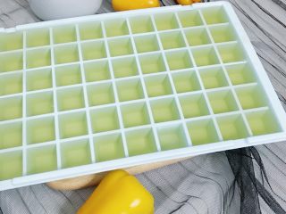 17、宝宝辅食:蔬菜高汤,倒入冰格冷冻 冷冻期可长达三个月 要煮面条煮汤的时候取几格 超级方便的