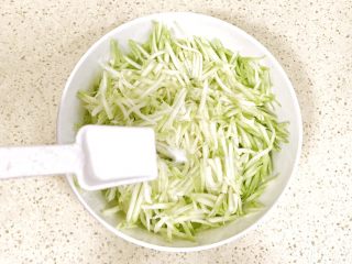 2、趣萌番茄蘑菇蔬菜饼,加入适量的盐，用筷子搅拌几下，放一会儿