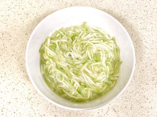 5、趣萌番茄蘑菇蔬菜饼,搅拌均匀，用盐浸泡过的瓜丝很好搅拌的