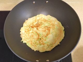8、趣萌番茄蘑菇蔬菜饼,端起锅，前后晃动，当饼可以离开锅底，自由滑动，就是熟了，翻过来，继续烙好另一面，同理，饼自由滑动，离开锅底就完全熟了，看看烙至喜欢的颜色就起锅吧