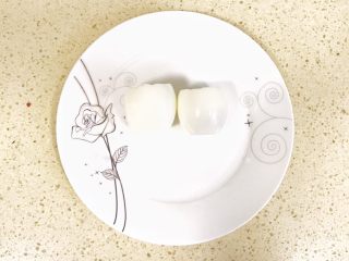 10、趣萌番茄蘑菇蔬菜饼,两个鸡蛋，分别切掉鸡蛋的两头