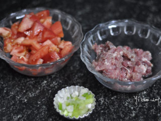2、中式肉酱意面,葱白切圈，西红柿去皮切小块，牛肉切碎末