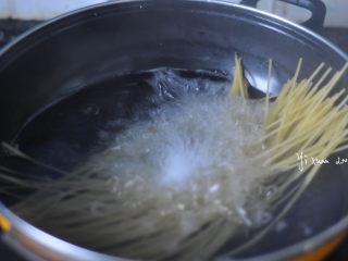 3、中式肉酱意面,意大利面条煮15-20分钟至无硬芯