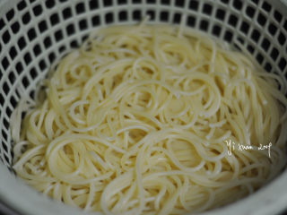 4、中式肉酱意面,捞出控干水分，淋入1小勺橄榄油拌均匀备用