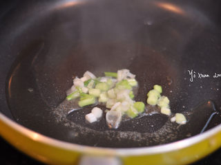 6、中式肉酱意面,锅里放入适量橄榄油，烧七成热后下葱白爆香
