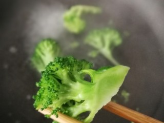 12、中式肉酱意面,西兰花放锅里烫至断生，捞出沥干，做配菜