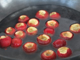 7、自制山楂罐头,锅内放入适量的水，把山楂放入