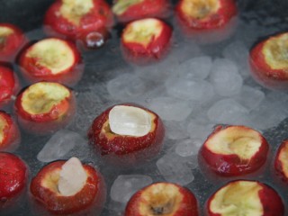 8、自制山楂罐头,放冰糖